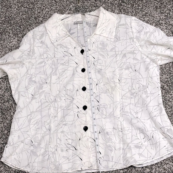 DRESSBARN WOMAN - CRISP WHITE WITH ABSTRACT FLOWERS AND IN GOOD CONDITION - B6 - Picture 8 of 10